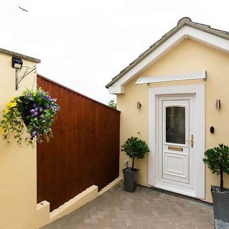 Sea Breeze Apartment Poole Bagian luar foto